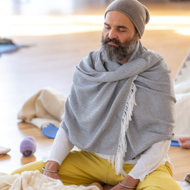Sat Nam Rasayan Teilnehmer in Meditation